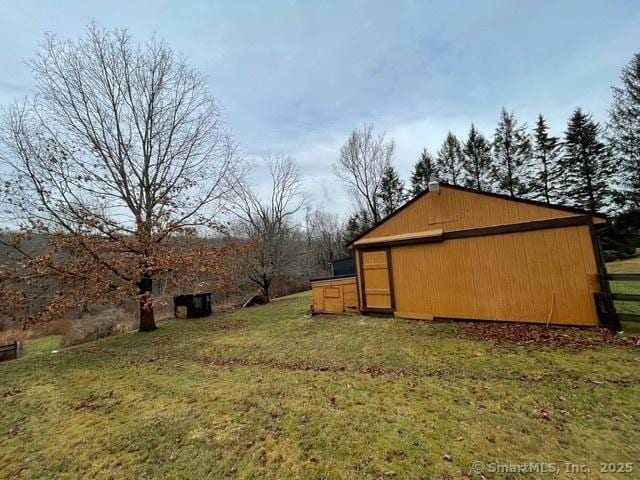 view of yard with an outbuilding