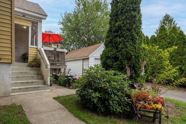 view of yard featuring an outbuilding