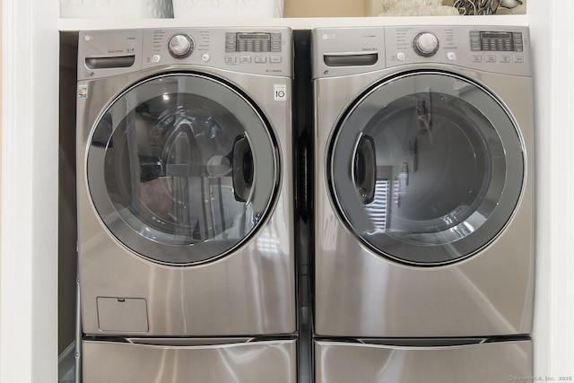 laundry room with laundry area and independent washer and dryer