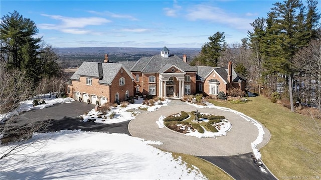 view of front facade with curved driveway