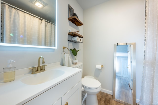 full bathroom featuring baseboards, toilet, a shower with curtain, wood finished floors, and vanity