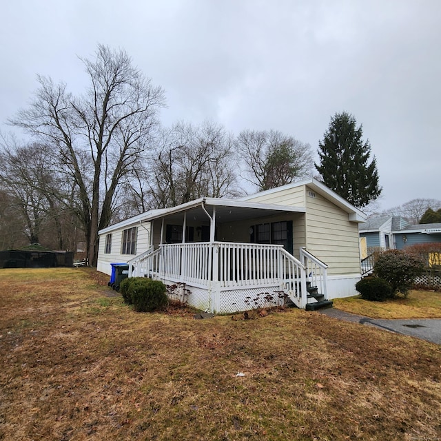 manufactured / mobile home with a front yard