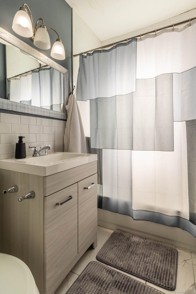 full bath with tasteful backsplash, toilet, vanity, and shower / bath combo