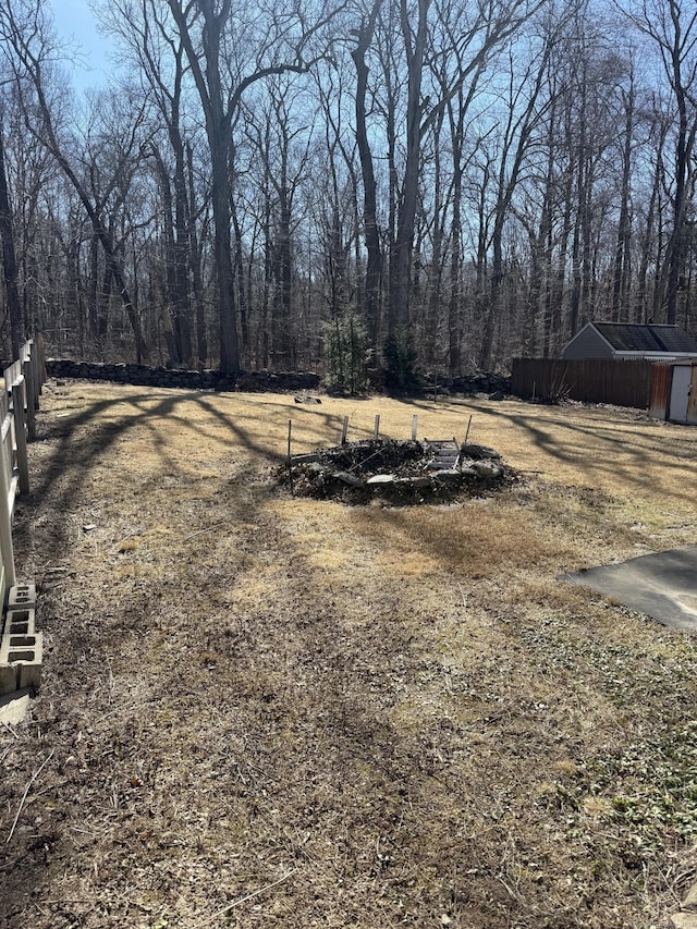 view of yard featuring an outdoor structure