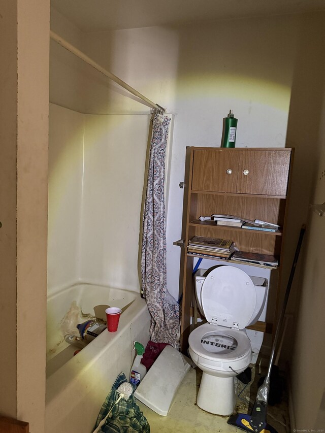 full bathroom with toilet and shower / tub combo