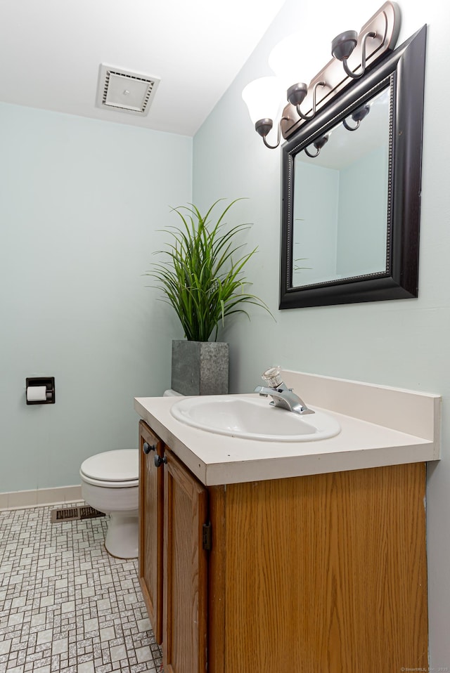 bathroom with a chandelier, visible vents, toilet, and vanity