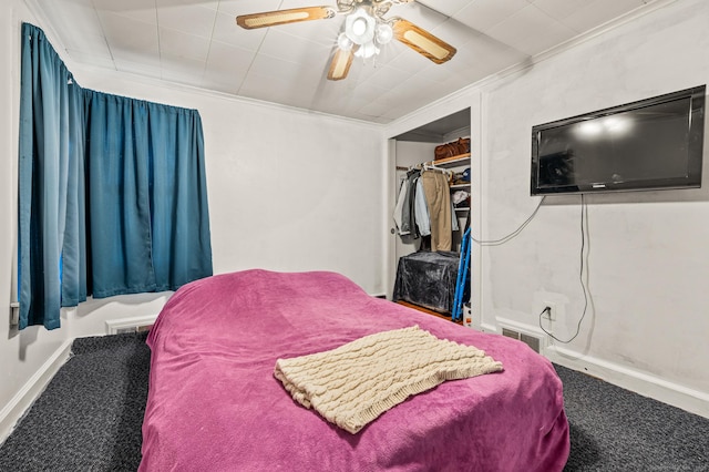 bedroom with a ceiling fan, baseboards, visible vents, ornamental molding, and a closet