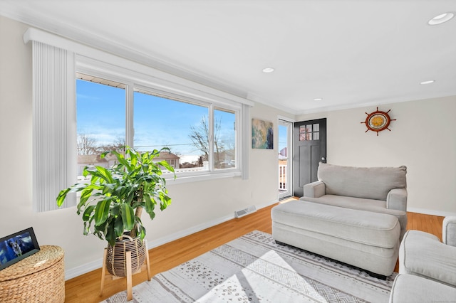 living room with visible vents, recessed lighting, baseboards, and wood finished floors