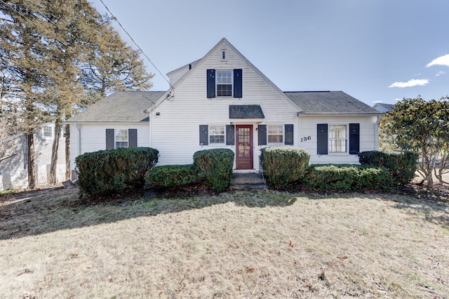 view of front of property featuring a front lawn