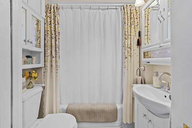 full bathroom featuring shower / bathtub combination with curtain, toilet, and vanity