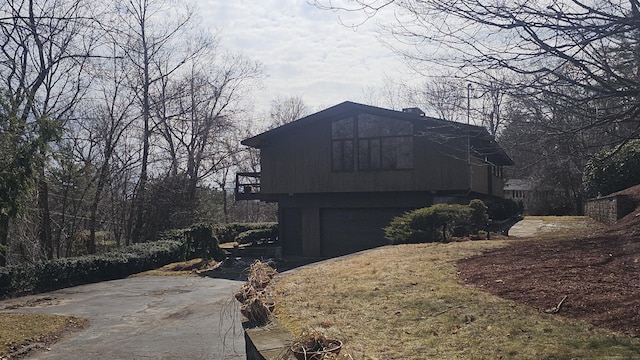 view of front of house with driveway and a garage