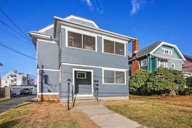 view of front of property featuring a front yard