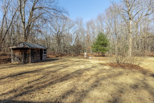 view of yard with an outbuilding and a shed