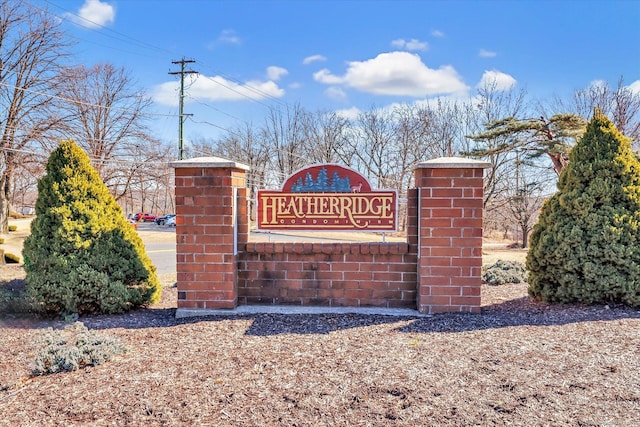 view of community / neighborhood sign