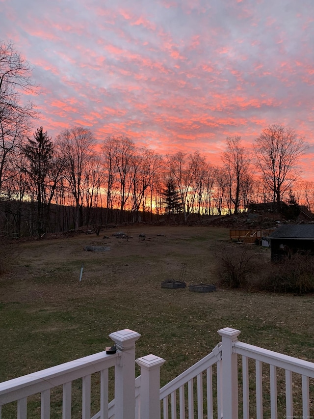 view of yard at dusk