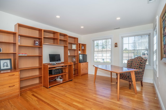 living area with visible vents, recessed lighting, light wood-type flooring, and baseboards