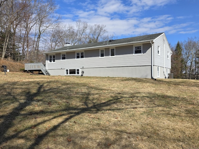 view of front of home featuring a front lawn and cooling unit