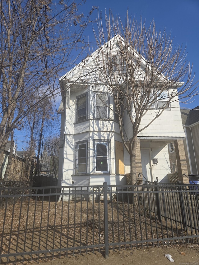 view of front of property featuring a fenced front yard