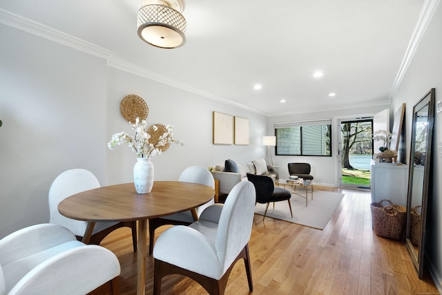 dining space featuring light wood-style flooring, recessed lighting, baseboards, and ornamental molding