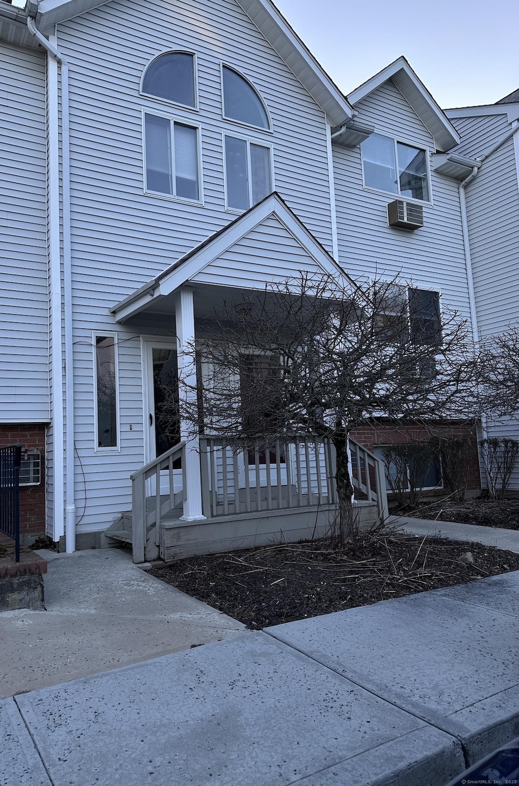 view of front of house featuring covered porch