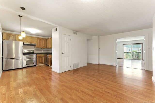 kitchen featuring light wood-style floors, visible vents, under cabinet range hood, and stainless steel appliances