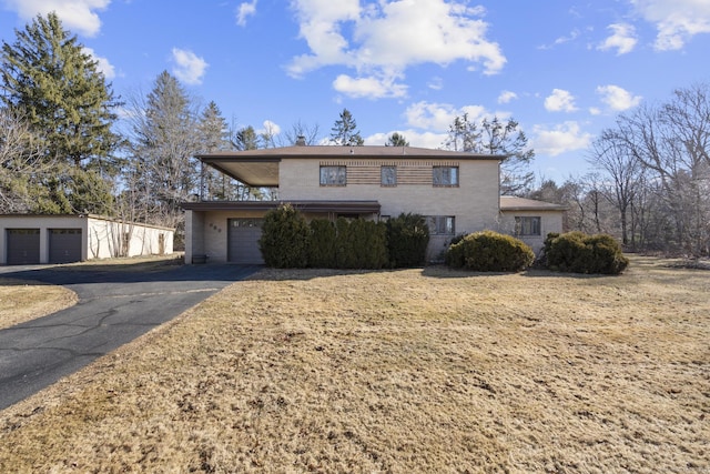 view of front of property featuring a garage and driveway