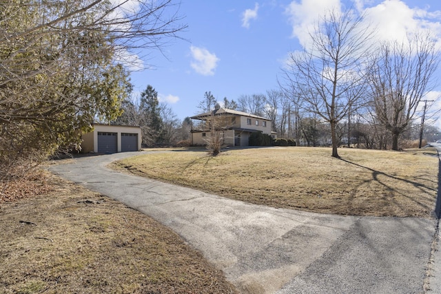 view of yard with an outdoor structure and driveway