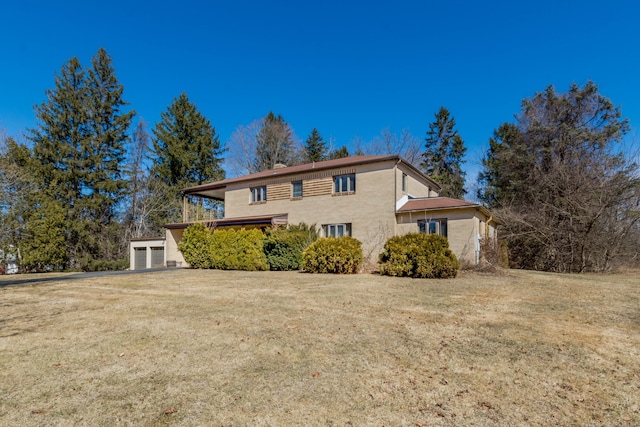 view of front facade featuring a front yard and a garage