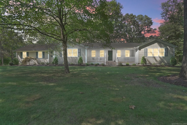 single story home featuring a lawn