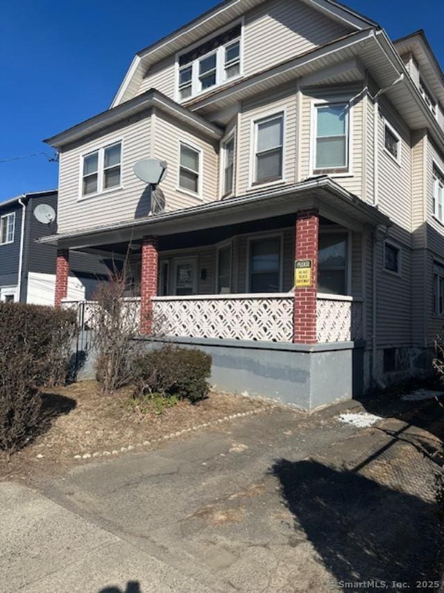 view of front facade with covered porch