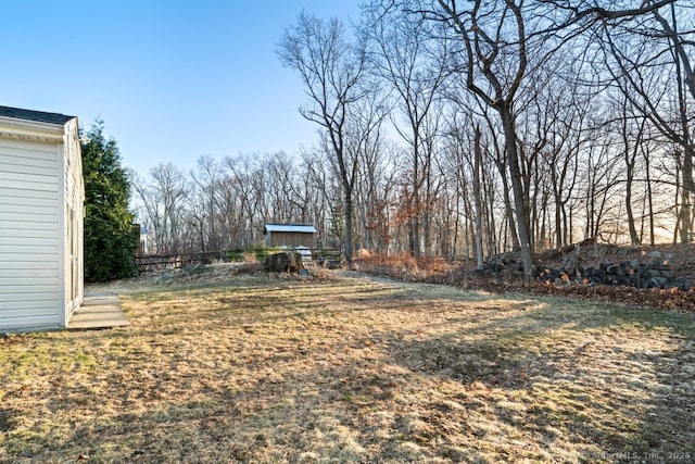 view of yard with an outbuilding