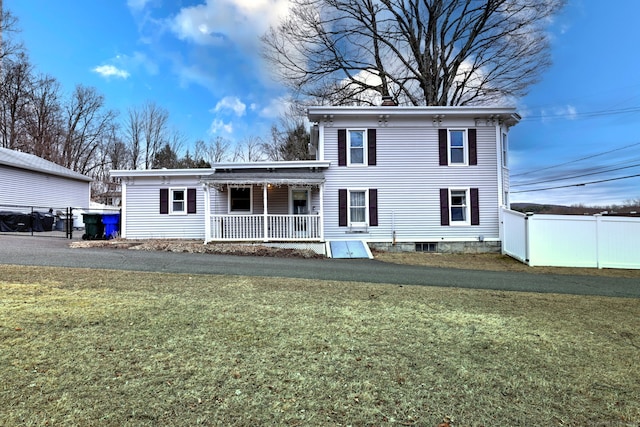 view of front of property with a front lawn, fence, and covered porch