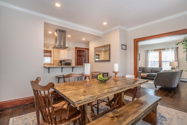 dining space featuring recessed lighting, ornamental molding, baseboards, and wood finished floors