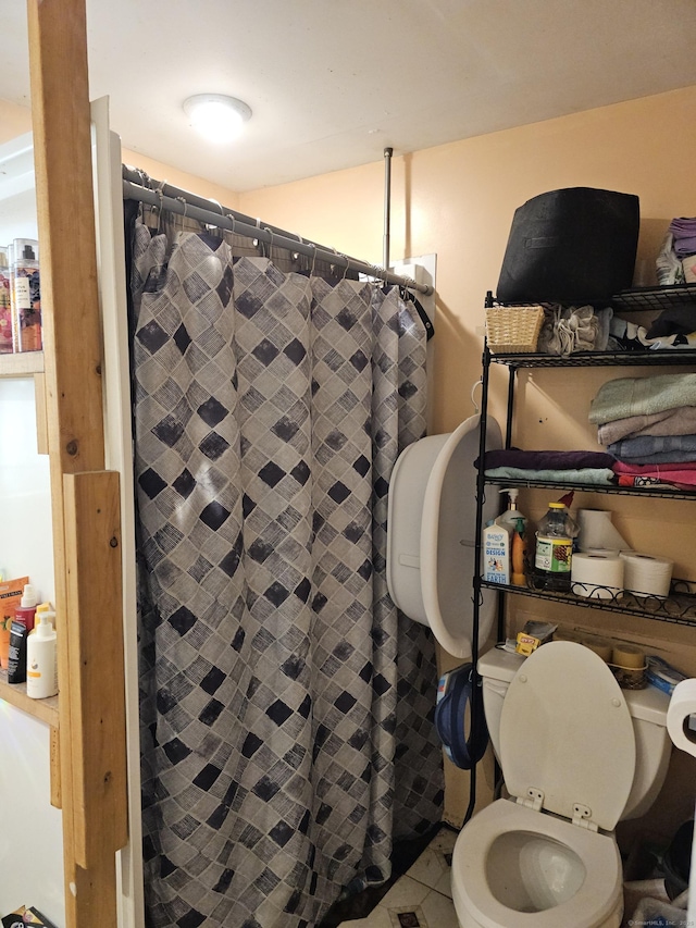 full bath featuring tile patterned floors, a shower with curtain, and toilet