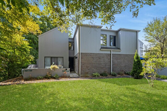5 Cottonwood Ln Unit 5, Ridgefield, CT 06877 - mid-century home featuring brick siding and a front yard