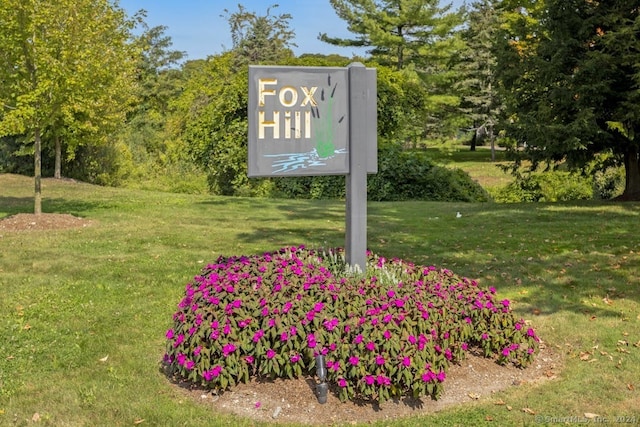 community / neighborhood sign with a lawn