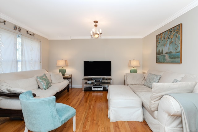 living area with light wood-style flooring, crown molding, and an inviting chandelier