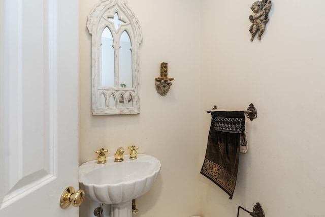 bathroom featuring a sink