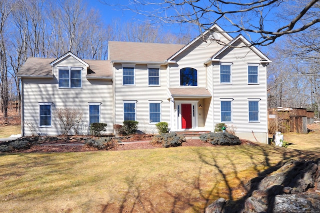 view of front of property featuring a front yard