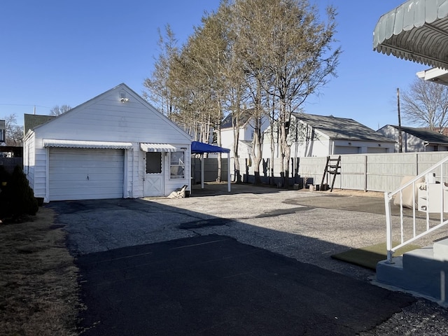 view of yard featuring an outbuilding and fence