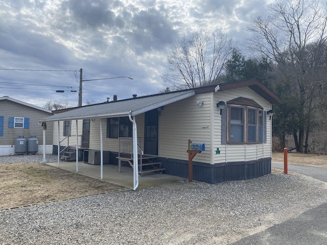 manufactured / mobile home featuring entry steps and driveway