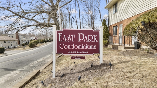 community sign featuring a residential view