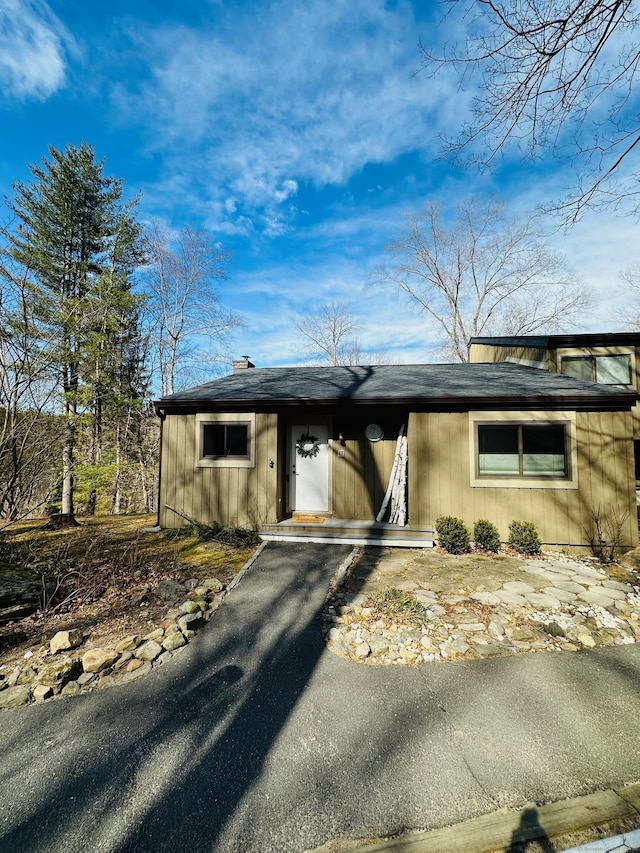 view of front of property with driveway