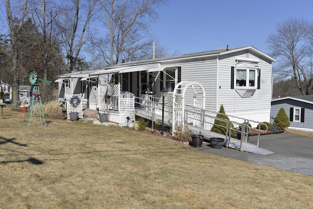 manufactured / mobile home with a front yard and a porch