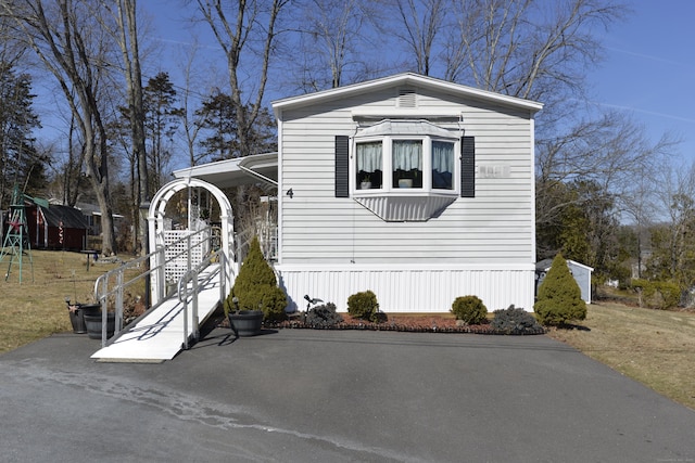 manufactured / mobile home with driveway