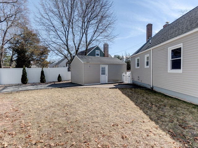 view of yard with an outbuilding and fence