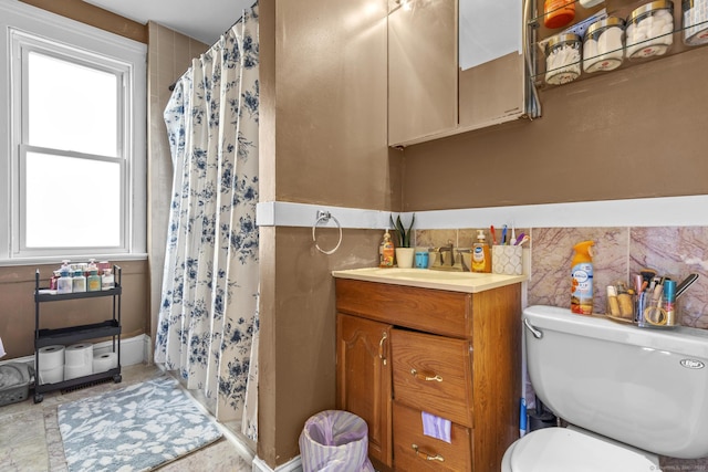 full bathroom featuring vanity, a shower with shower curtain, toilet, and tile walls