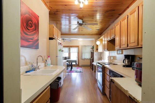 kitchen with ceiling fan, freestanding refrigerator, wood ceiling, a sink, and range with electric cooktop