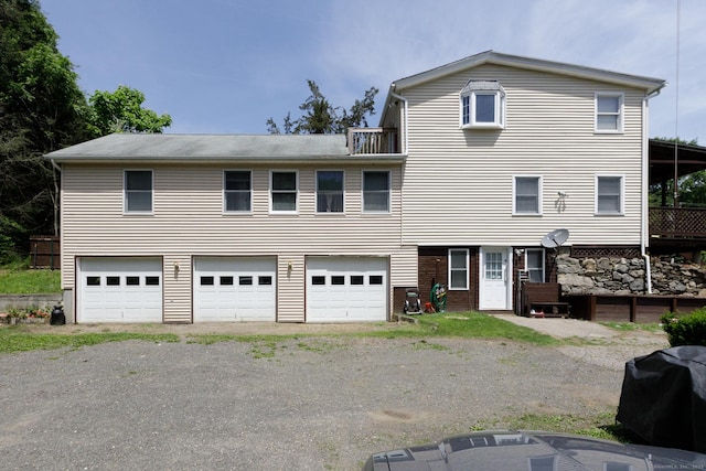 view of front of property featuring a garage and driveway