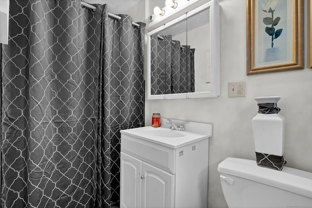 bathroom with a shower with curtain, toilet, and vanity